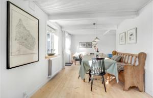 uma sala de estar branca com uma mesa e um sofá em 2 Bedroom Awesome Home In Rnne em Rønne