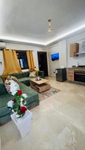 馬拉喀什的住宿－Luxury apartment Gueliz (2 min walk from Train Station)，客厅配有绿色沙发和桌子