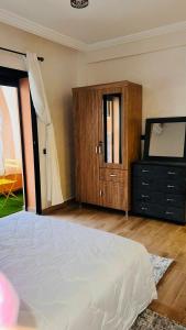 Un pat sau paturi într-o cameră la Luxury apartment Gueliz (2 min walk from Train Station)