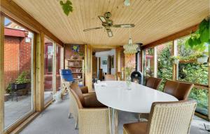 een eetkamer met een witte tafel en stoelen bij 3 Bedroom Stunning Home In Lemvig in Lemvig