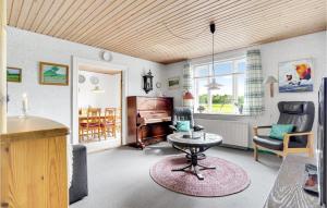 een woonkamer met een tafel en een piano bij 3 Bedroom Stunning Home In Lemvig in Lemvig