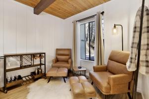 sala de estar con 2 sillas y ventana en 2231-Summit View home, en Big Bear Lake