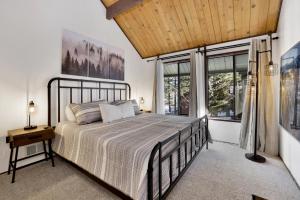 1 dormitorio con cama y ventana grande en 2231-Summit View home, en Big Bear Lake