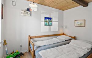 Cozy Home In Nykbing M With Kitchen tesisinde bir odada yatak veya yataklar