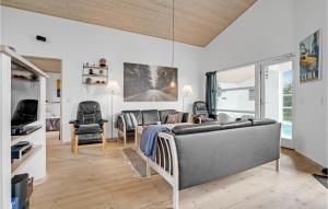 ein Wohnzimmer mit einem Sofa und einem Tisch in der Unterkunft Lovely Home In Vggerlse With Sauna in Bøtø By