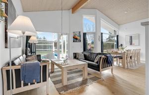 - un salon avec un canapé et une table dans l'établissement Lovely Home In Vggerlse With Sauna, à Bøtø By
