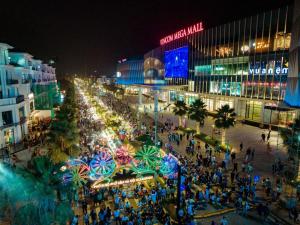 uma multidão de pessoas andando em torno de uma cidade à noite em Yody Homestay Ocean Park, Gia Lâm, Hà Nội em Hanói