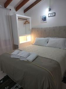 a bedroom with a bed with two towels on it at Estrella Polar in Ushuaia