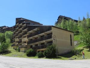 a large apartment building on the side of a road at Appartement Auris, 1 pièce, 4 personnes - FR-1-297-248 in Auris