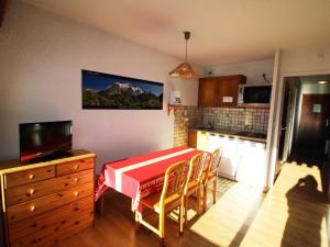 Televízia a/alebo spoločenská miestnosť v ubytovaní Spacieux studio cabine 6 pers, skis aux pieds à Auris - FR-1-297-274