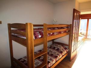 Posteľ alebo postele v izbe v ubytovaní Spacieux studio cabine 6 pers, skis aux pieds à Auris - FR-1-297-274