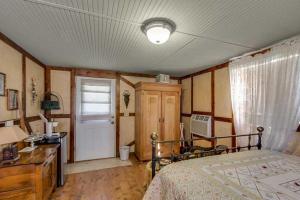 Schlafzimmer mit einem Bett, einem Schreibtisch und einem Fenster in der Unterkunft Last Outpost - Sophie's Cottage in Medina