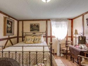 una camera da letto con un letto e una scrivania di Last Outpost - Sophie's Cottage a Medina