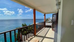 balcón con vistas al océano en Lagun Ocean View Villa with Own Private Beach en Willemstad