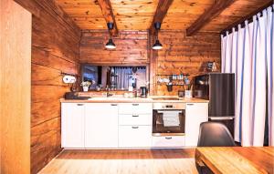 Kuchyň nebo kuchyňský kout v ubytování Cozy Home In Jamnica Pisarovinska With Kitchen