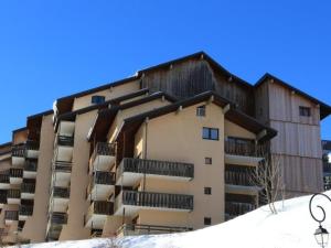 duży budynek apartamentowy w śniegu w obiekcie Studio cabine fermée, 4 couchages, balcon ensoleillé, au pied des pistes - Auris en Oisans - FR-1-297-306 w mieście Auris