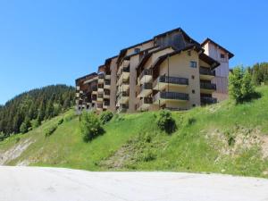 budynek na zboczu wzgórza w obiekcie Studio cabine fermée, 4 couchages, balcon ensoleillé, au pied des pistes - Auris en Oisans - FR-1-297-306 w mieście Auris +7 zdjęć