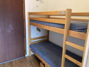 ein paar Etagenbetten in einem Zimmer in der Unterkunft Appartement Auris, 1 pièce, 3 personnes - FR-1-297-326 in Auris