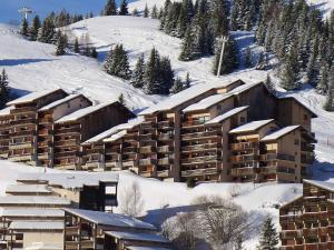 ein Resort im Schnee mit schneebedeckten Gebäuden in der Unterkunft Appartement Auris, 1 pièce, 3 personnes - FR-1-297-326 in Auris
