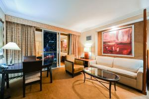 een woonkamer met een bank en een tafel bij MGM Signature Towers, Balcony Suite, Strip View - NO RESORT FEES! in Las Vegas