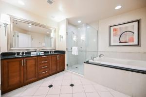 een badkamer met een bad, een wastafel en een douche bij MGM Signature Towers, Balcony Suite, Strip View - NO RESORT FEES! in Las Vegas