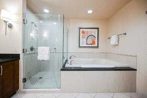 Et badeværelse på MGM Signature Towers, Balcony Suite, Strip View - NO RESORT FEES! + 31 billeder