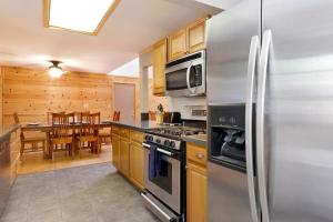 uma cozinha com um frigorífico de aço inoxidável e uma sala de jantar em 2049-Summit Watch home em Big Bear Lake