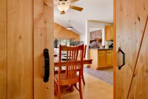 uma sala de jantar e cozinha com mesa e cadeiras em 2049-Summit Watch home em Big Bear Lake