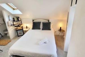 sypialnia z dużym białym łóżkiem w pokoju w obiekcie Chambre - Bed & Breakfast - Plage 50m - Résidence w Saint-Malo