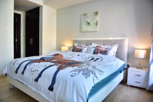 Postel nebo postele na pokoji v ubytování Dubai Marina 1 Bedroom Apt. walking distance JBR.