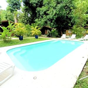 una gran piscina azul en un patio en Boho lodge Montezuma l&l, en Montezuma