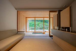 Naoshima Ryokan Roka客房内的一张或多张床位