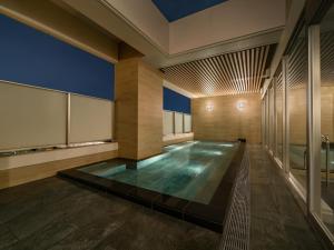 千葉的住宿－Hotel Shuranza MAKUHARI BAY，一座建筑物中央的游泳池