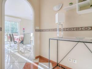 a dining room with a table and chairs in a room at Appartement Saint-Jean-de-Luz, 4 pièces, 8 personnes - FR-1-4-499 in Saint-Jean-de-Luz