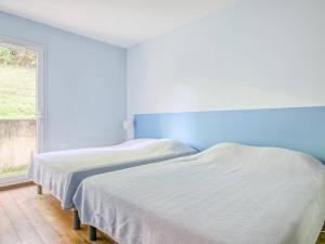 two beds in a room with blue walls and a window at Appartement Saint-Jean-de-Luz, 4 pièces, 8 personnes - FR-1-4-499 in Saint-Jean-de-Luz