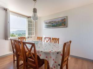 ein Esszimmer mit Tisch und Stühlen in der Unterkunft Charmant appartement à 15min de St Jean avec jardin - FR-1-4-493 in Urrugne