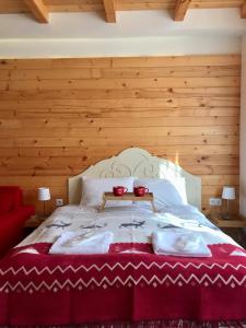 sypialnia z łóżkiem z 2 czerwonymi miskami w obiekcie GUDAURI-SUITE-222 w mieście Gudauri
