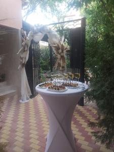 een witte tafel met een buffet met eten erop bij Хотел Милениум in Yambol