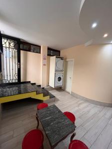 una camera con tavolo, sedie e forno a microonde di Hostel Jeal a Batumi
