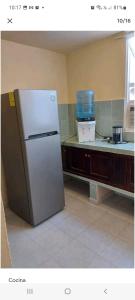 um frigorífico branco numa cozinha com um balcão em RELAJACION SERCAS DEL AEROPUERTO 