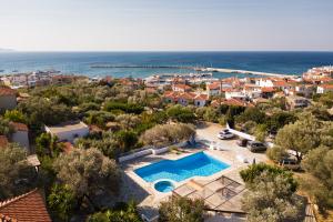 uma vista aérea de um resort com uma piscina em Vigla-Βίγλα 1 2 em Órmos Marathokámpou