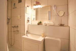 ein Bad mit einem WC, einem Waschbecken und einer Dusche in der Unterkunft Sweet Studio - Super Central in Mannheim