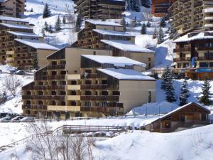 a group of buildings in the snow in a city at Appartement Auris, 1 pièce, 4 personnes - FR-1-297-3 in Auris