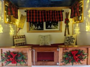 a room with a window with christmas wreaths at Olympic Railway Inn in Sequim