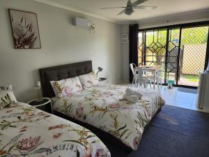a bedroom with a bed and a dining room with a table at Chateau Bass in Bass