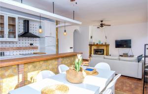 una cucina e un soggiorno con tavoli e sedie bianchi di Stunning Apartment In San Jose With Kitchen a San José