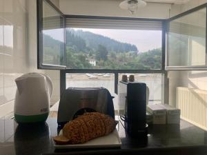 eine Küchentheke mit Mixer und Toaster in der Unterkunft Luminosa habitación in Arrasate - Mondragon