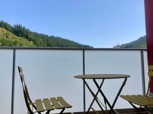 een tafel en stoelen op een balkon met uitzicht op het water bij Luminosa habitación in Arrasate - Mondragon