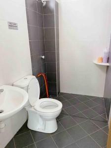 een badkamer met een toilet en een wastafel bij Niana Homestay Melaka -near town in Melaka