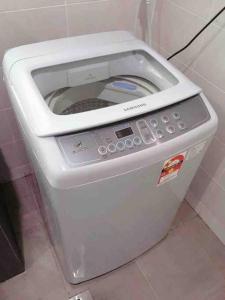 een wasmachine op de vloer in een badkamer bij Niana Homestay Melaka -near town in Melaka